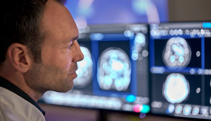 コンピューターの画面を見ている男性