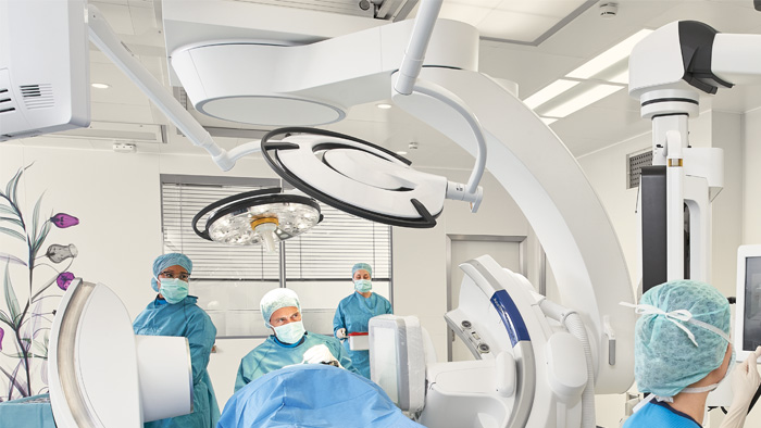 手術を実施する神経外科医