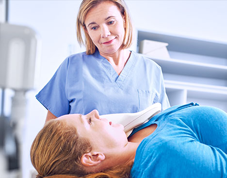 スキャン中の患者 image