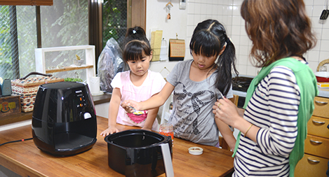 やけどにさえ気をつければ、火を使わないので、 子どもと楽しく簡単にお菓子づくりができちゃいます。