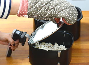 ポップコーンを作るときは、バスケットカバーを取り付けます。